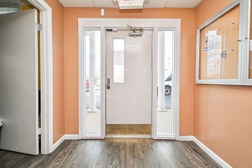 More Photos Of 8240 Clara Ave, Cincinnati Office For Sale