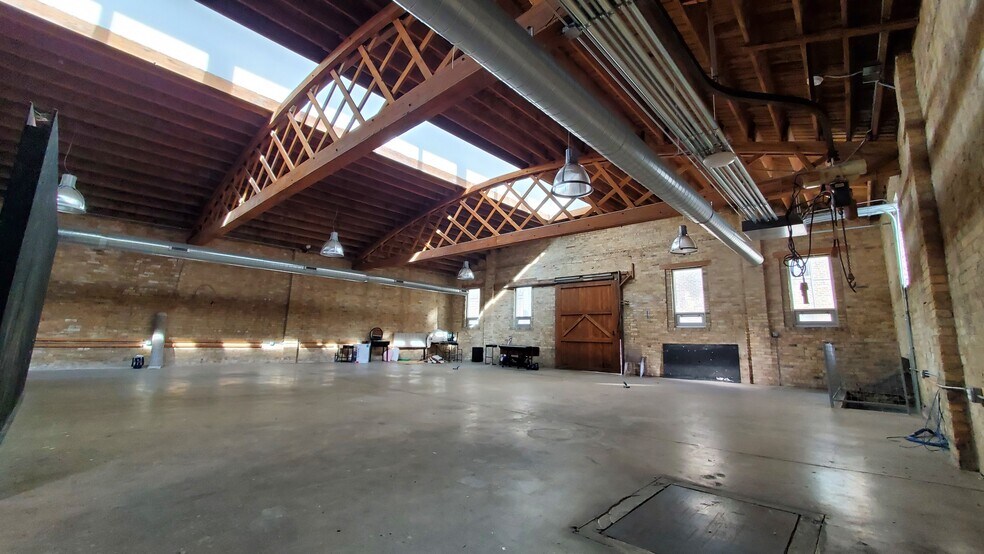 More Photos Of 831 Chicago Ave, Evanston Storefront Retail Office For Lease