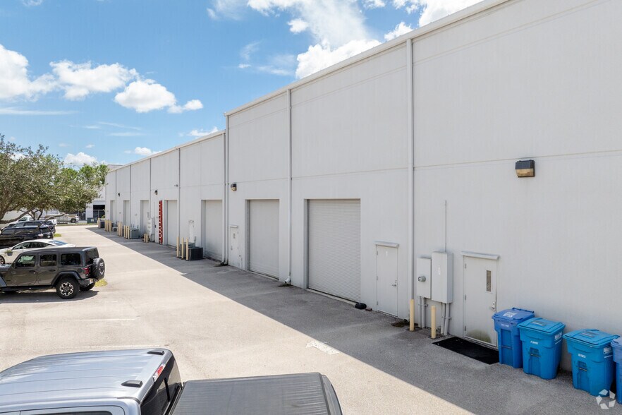 More Photos Of 5661 Independence Cir, Fort Myers Showroom For Lease