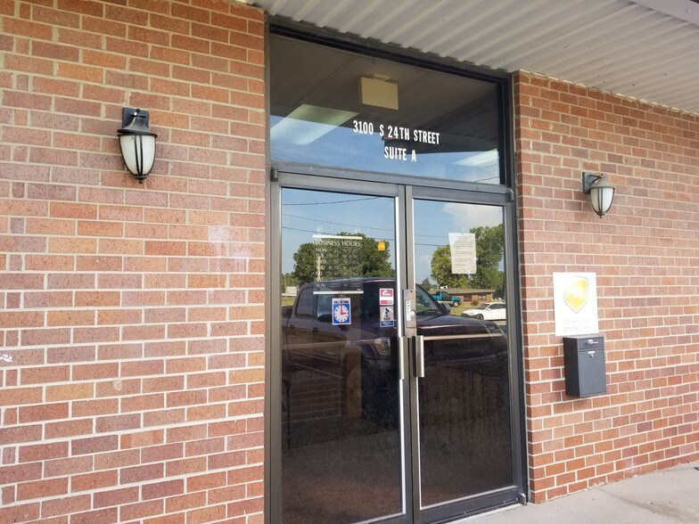 More Photos Of 3100-3102 S 24th St, Kansas City Storefront Retail Office For Lease