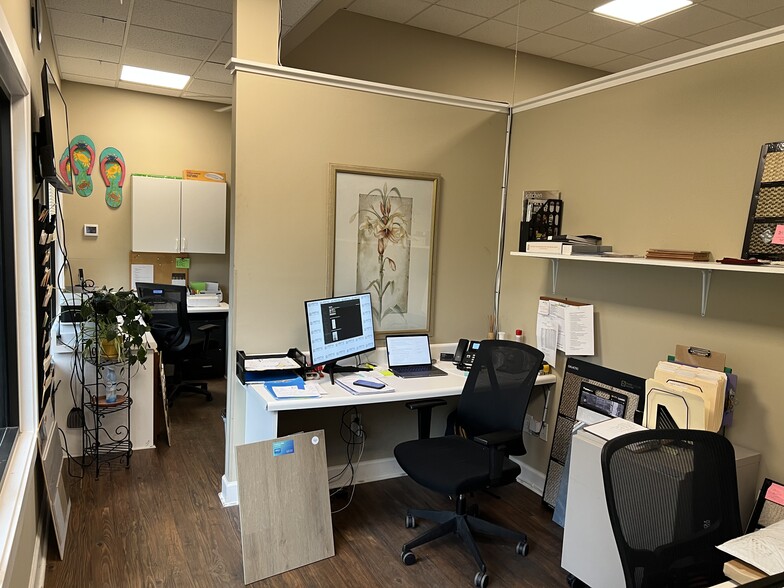 More Photos Of 14 Palmetto Business Park Rd, Hilton Head Island Showroom For Sale