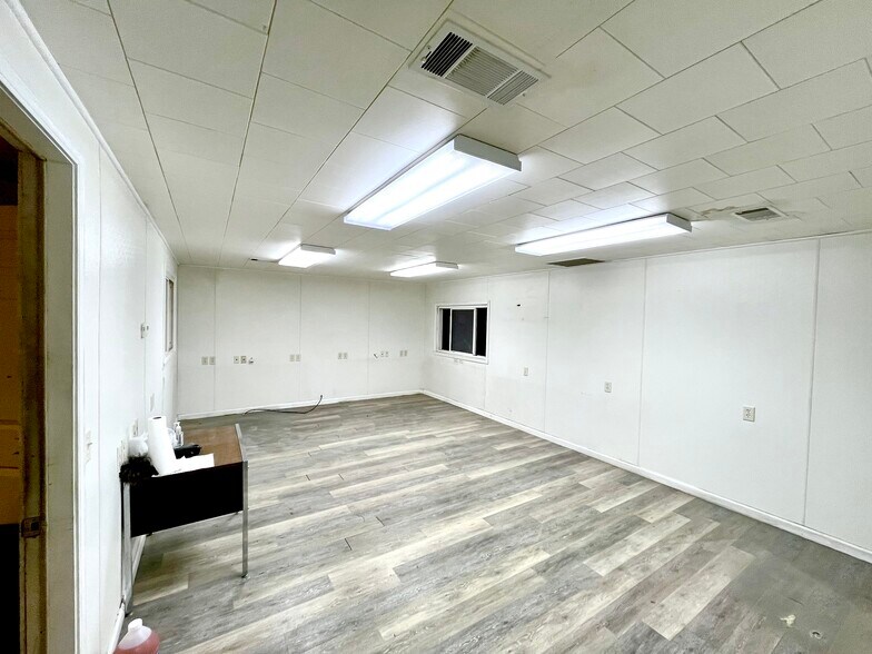 More Photos Of 103 S Acres St, Sikeston Distribution For Lease