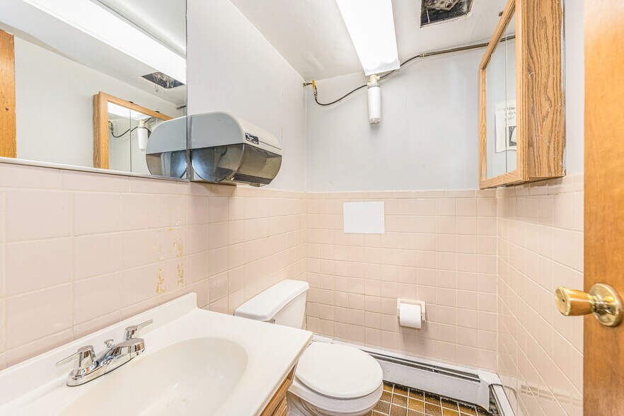 More Photos Of 2132 Central Park Ave, Yonkers Freestanding For Sale