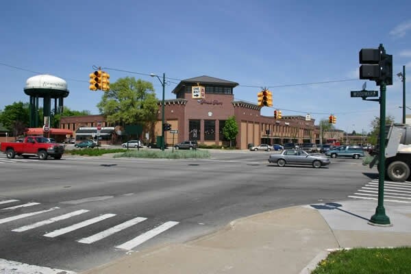 More Photos Of 685-745 E Maple Rd, Birmingham Unknown For Lease