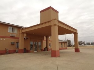 Primary Photo Of 800 E Oklahoma Blvd, Alva Hotel For Sale