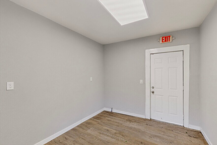 More Photos Of 3818 S Lancaster Rd, Dallas Showroom For Lease