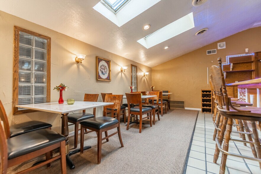 More Photos Of 4905 W Tuscarawas St, Canton Restaurant For Lease