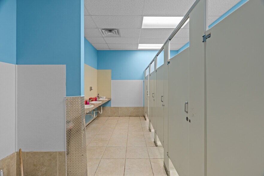 More Photos Of 3904 Delmar Blvd, Saint Louis General Retail For Sale