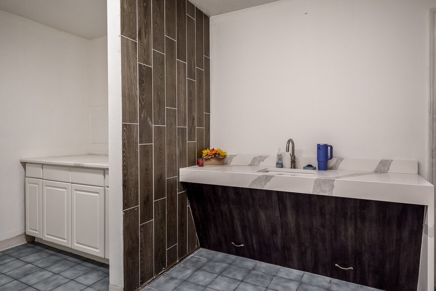 More Photos Of 208-210 Kishwaukee St, Rockford Light Distribution For Sale