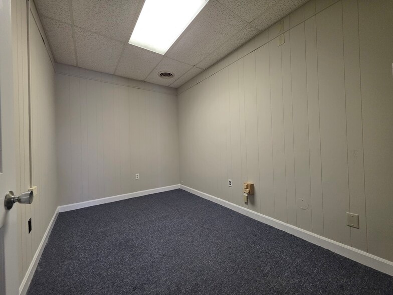 More Photos Of 404 St Andrews Dr, Greenville Office For Lease
