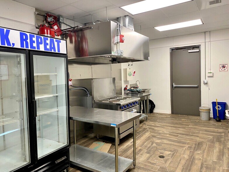 More Photos Of 2115 Granby St, Norfolk Showroom For Lease