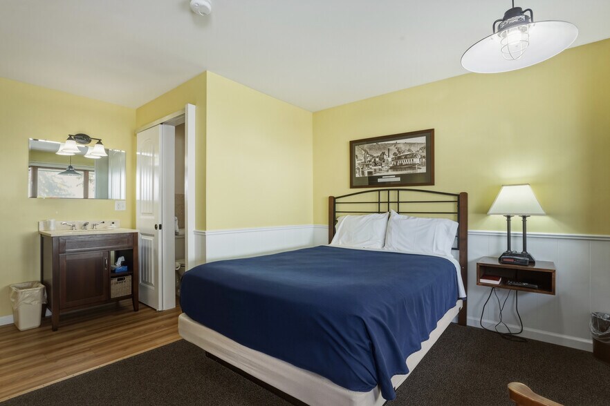 More Photos Of 24 Water St, Hammondsport Hotel For Sale