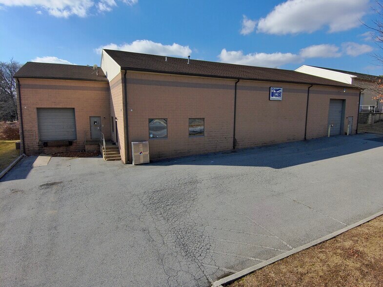 Primary Photo Of 4 Lewis Cir, Wilmington Warehouse For Lease