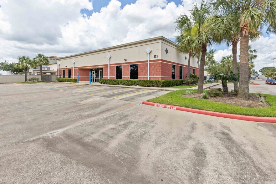 More Photos Of 1325 Space Park Dr, Houston Medical For Sale