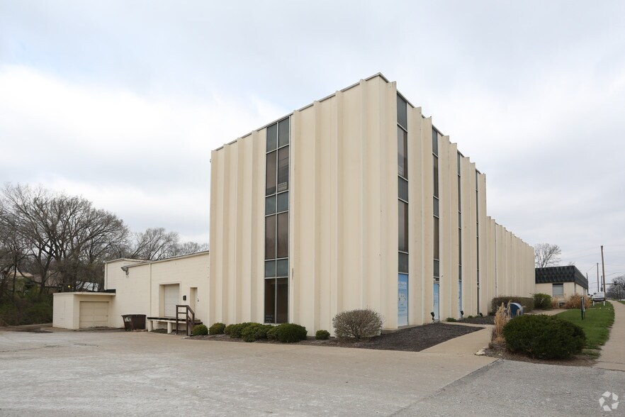 More Photos Of 5520-5542 Raytown Rd, Raytown Light Manufacturing For Lease