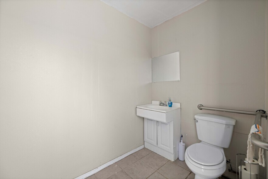 More Photos Of 307 W Avenue I, Lancaster Service For Sale