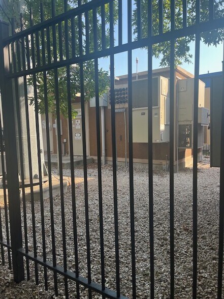 More Photos Of 4613 E R L Thornton Fwy, Dallas Office For Lease