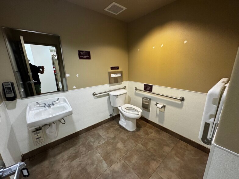 More Photos Of 44550 Village Ct, Palm Desert Office For Lease
