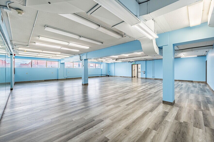 More Photos Of 220 Advance Blvd, Brampton Office For Sale