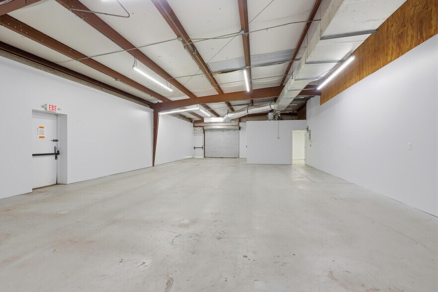 More Photos Of 623 Pleasant St, Lake Helen Flex For Lease