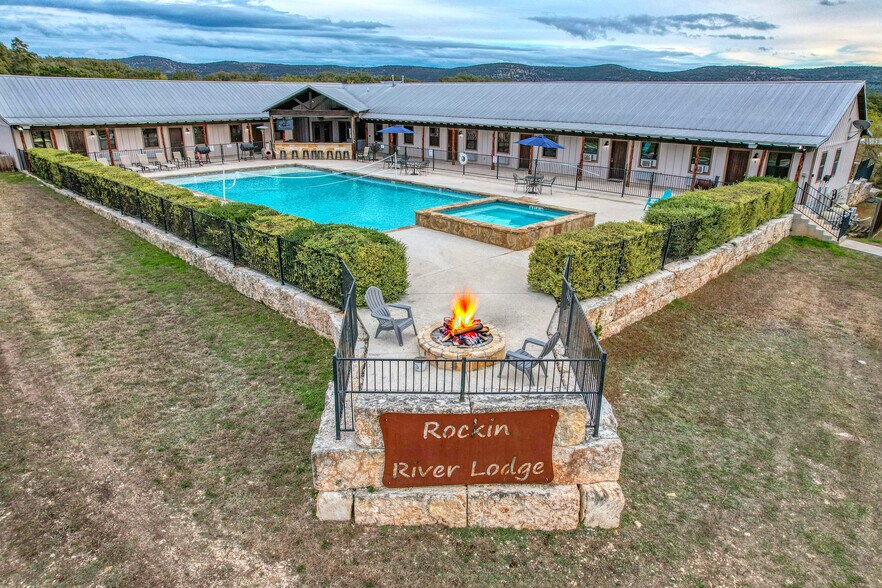 More Photos Of 16 Mountain Laurel Ln, Concan Hospitality For Sale