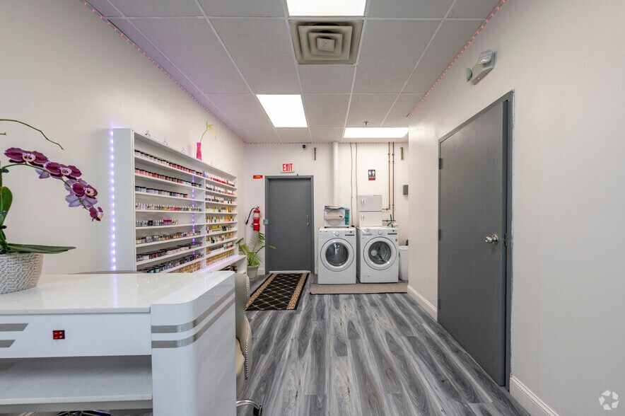 More Photos Of 125 Westbrook Rd, Essex Storefront For Sale