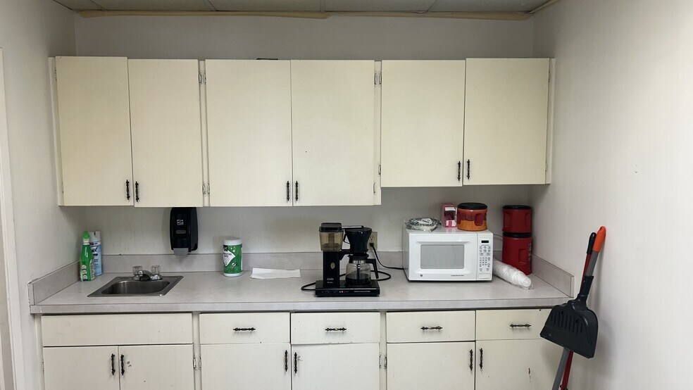 More Photos Of 4101 S 72nd East Ave, Tulsa Warehouse For Lease