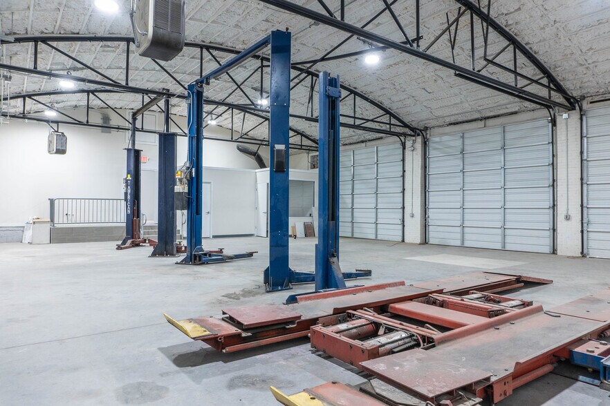 More Photos Of 122 Atando Ave, Charlotte Service For Lease