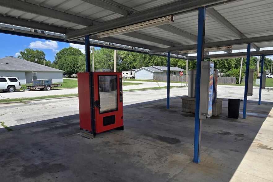 More Photos Of 1105 Pennell st, Carl Junction Carwash For Sale