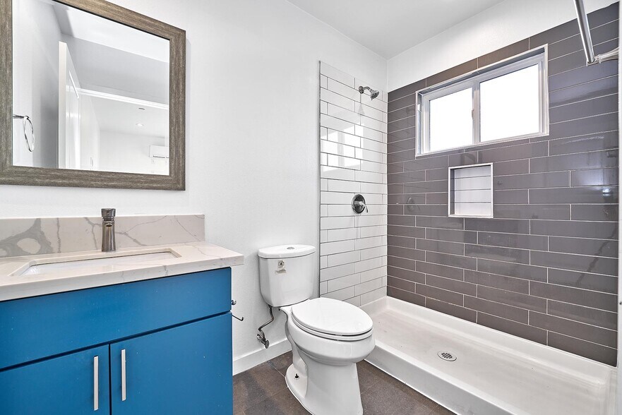 More Photos Of 550 W 47th St, Los Angeles Apartments For Sale