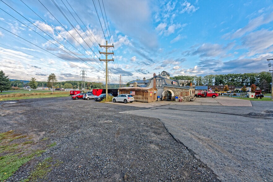 More Photos Of 671 Mariaville Rd, Schenectady Garden Center For Sale