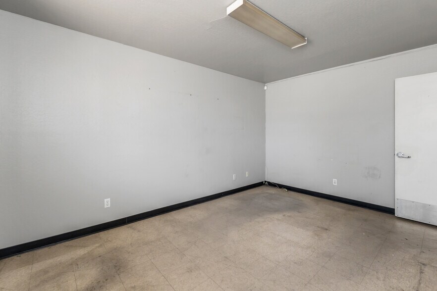 More Photos Of 8534 E Valley Rd, Prescott Valley Warehouse For Lease