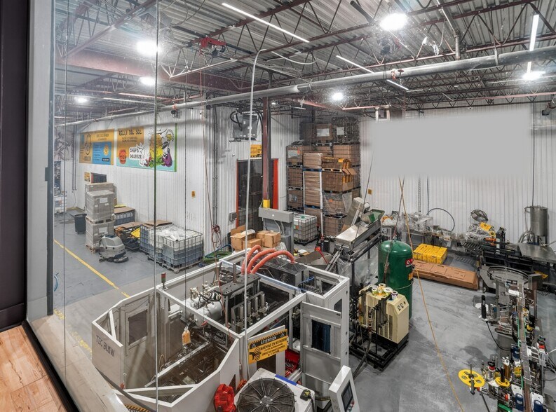 More Photos Of 7524-7550 Ch De La Côte-de-Liesse, Montréal Distribution For Sale