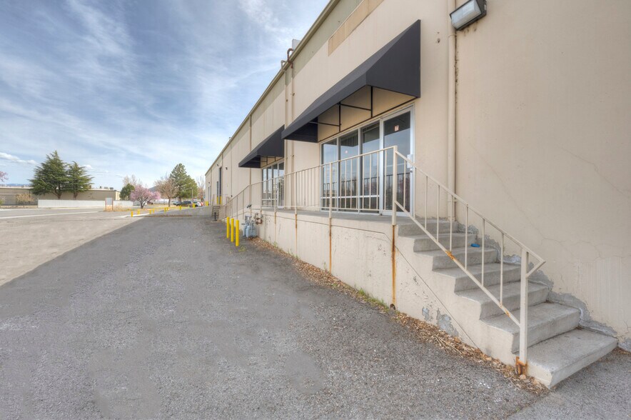 More Photos Of 575-585 Reactor Way, Reno Distribution For Lease