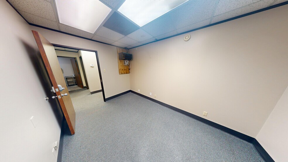 More Photos Of 9776 Whithorn Dr, Houston Showroom For Lease