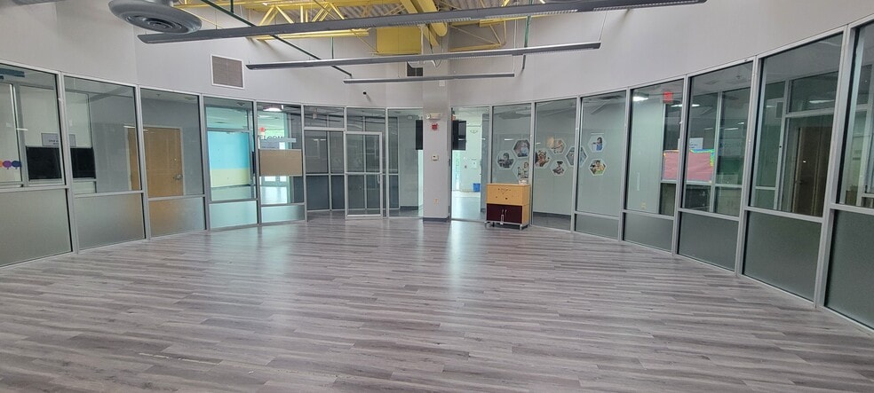 More Photos Of 4229 Lafayette Center Dr, Chantilly Business Park For Sale