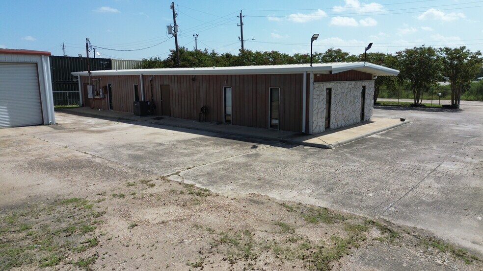 More Photos Of 3419 Trailmobile Dr, Houston Office For Sale