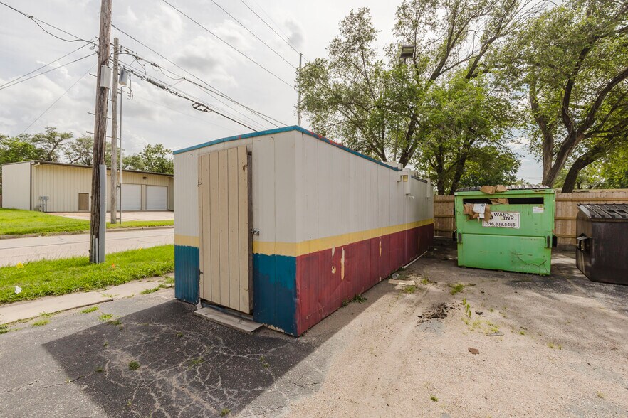 More Photos Of 503 N West St, Wichita Fast Food For Sale