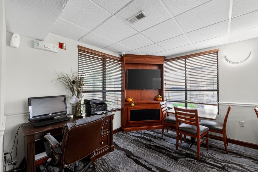 More Photos Of 40 New Garver Rd, Monroe Hotel For Sale