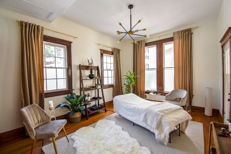 More Photos Of 612 W 22nd St, Austin Office Residential For Lease