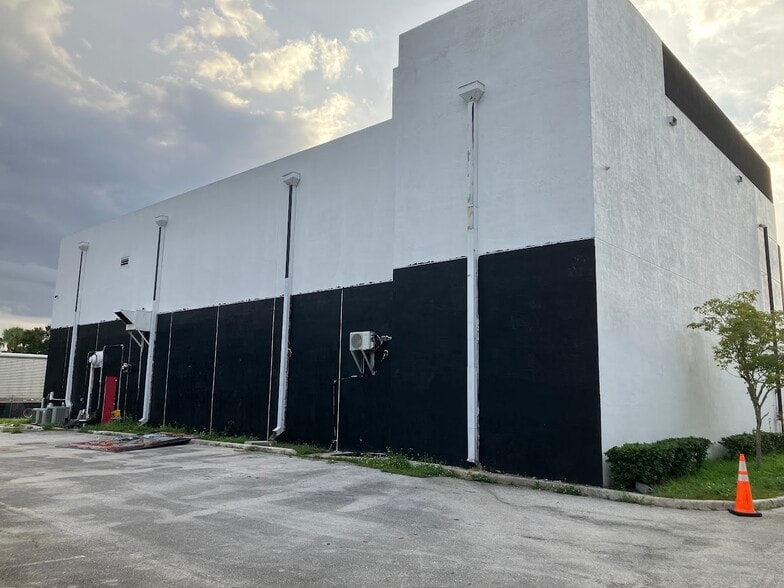 More Photos Of 8340 Resource Dr, West Palm Beach Bar For Sale