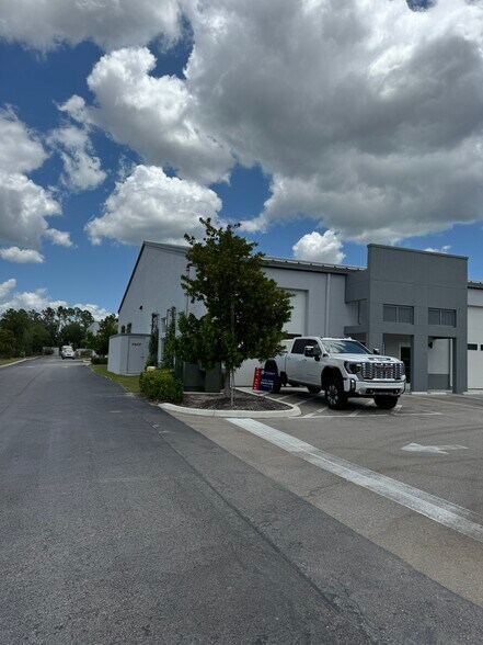 More Photos Of 3939 Tollhouse Dr, Naples Warehouse For Lease