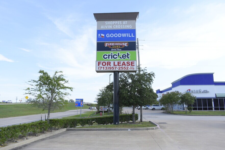 More Photos Of 253 N Bypass 35, Alvin Storefront For Lease
