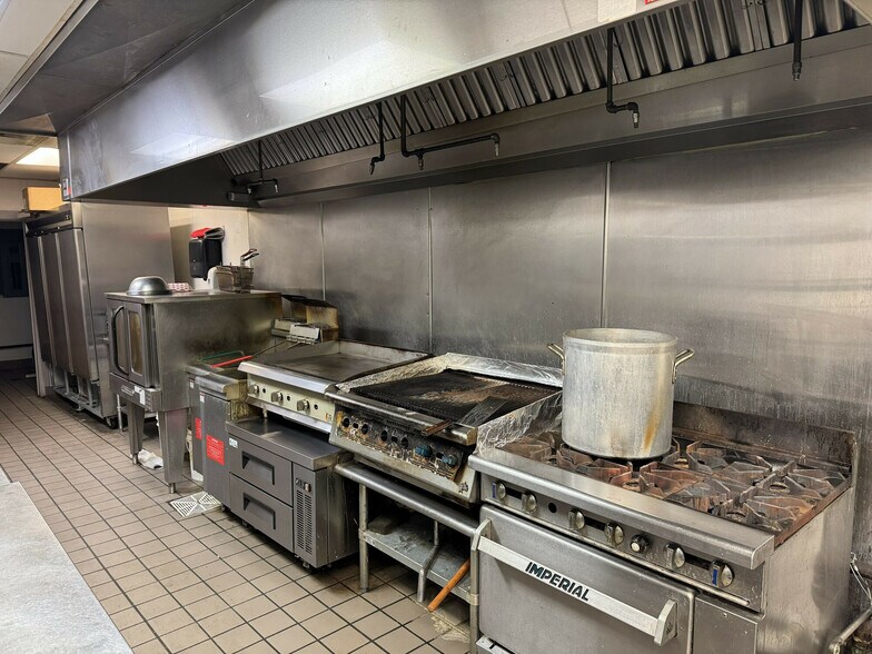 More Photos Of 160 English Landing Dr, Parkville Restaurant For Lease