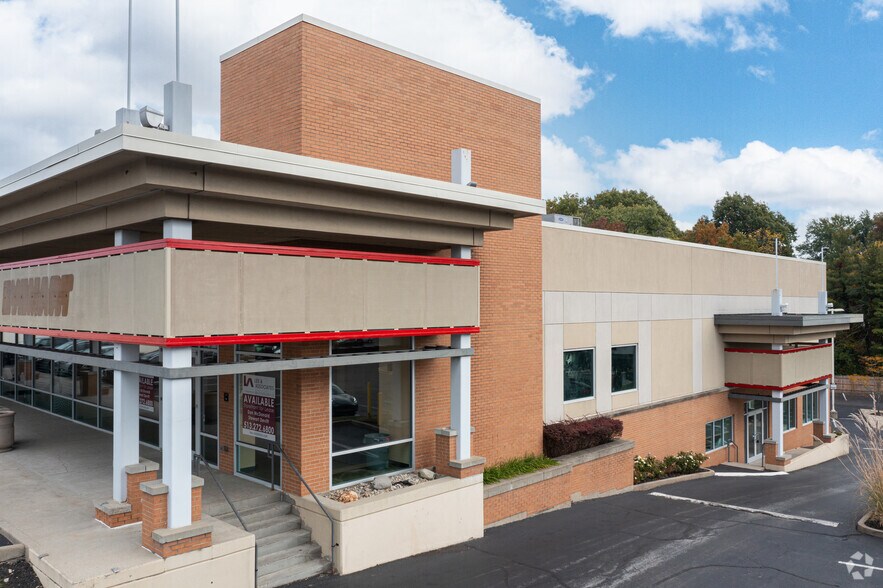 More Photos Of 8154 Montgomery Rd, Cincinnati Unknown For Lease