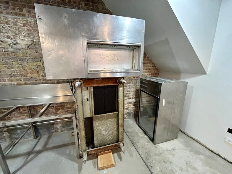 More Photos Of 3400 W Evergreen Ave, Chicago Storefront Retail Residential For Lease