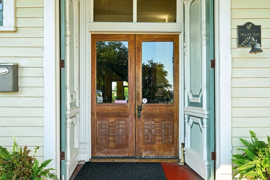 More Photos Of 2001 Lakeshore Dr, Mandeville Office For Sale