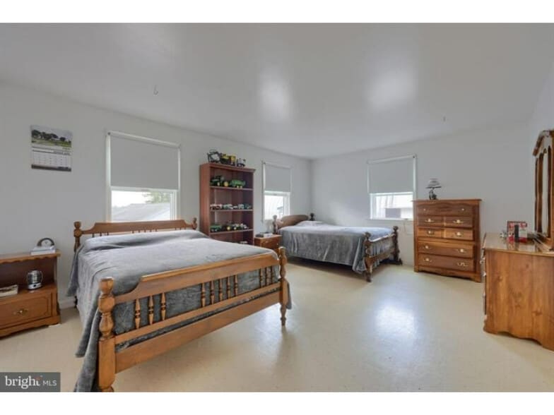 More Photos Of 240 Railroad Ave, Bird In Hand Flex For Sale