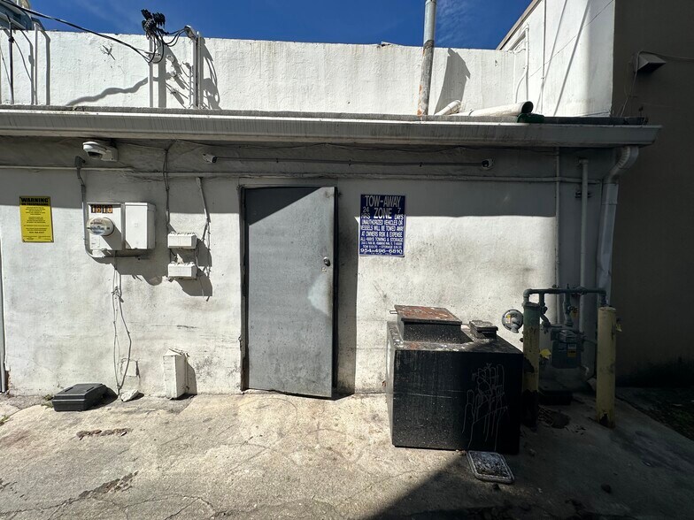 More Photos Of 1810-1818 S Young Cir, Hollywood Restaurant For Lease