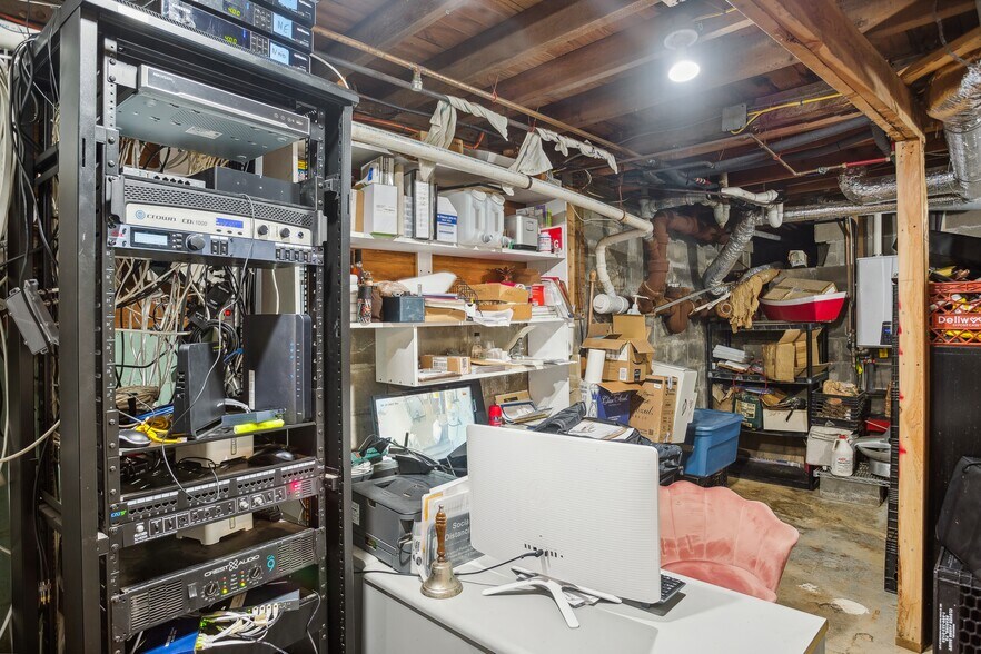 More Photos Of 63 S Euclid Ave, Montauk Restaurant For Sale